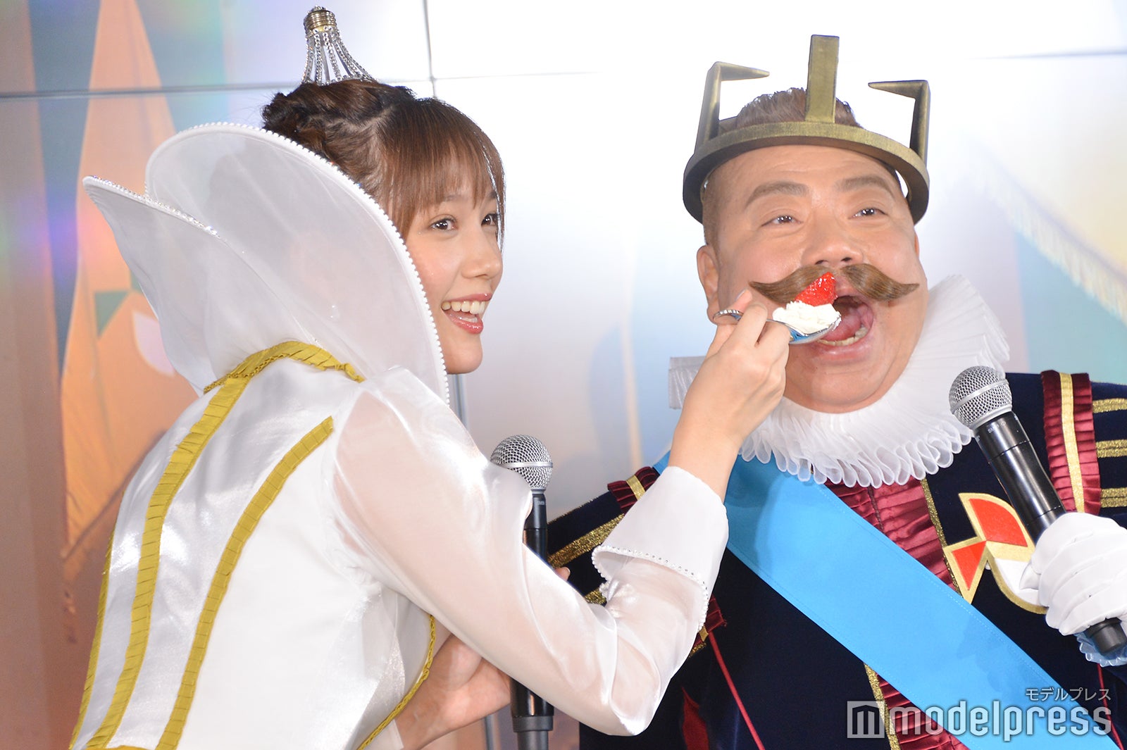 本田翼が出川哲朗にあ～ん（C）モデルプレス