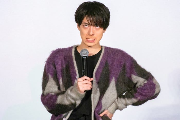 変顔をしてみせる高杉真宙(写真提供:所属事務所)