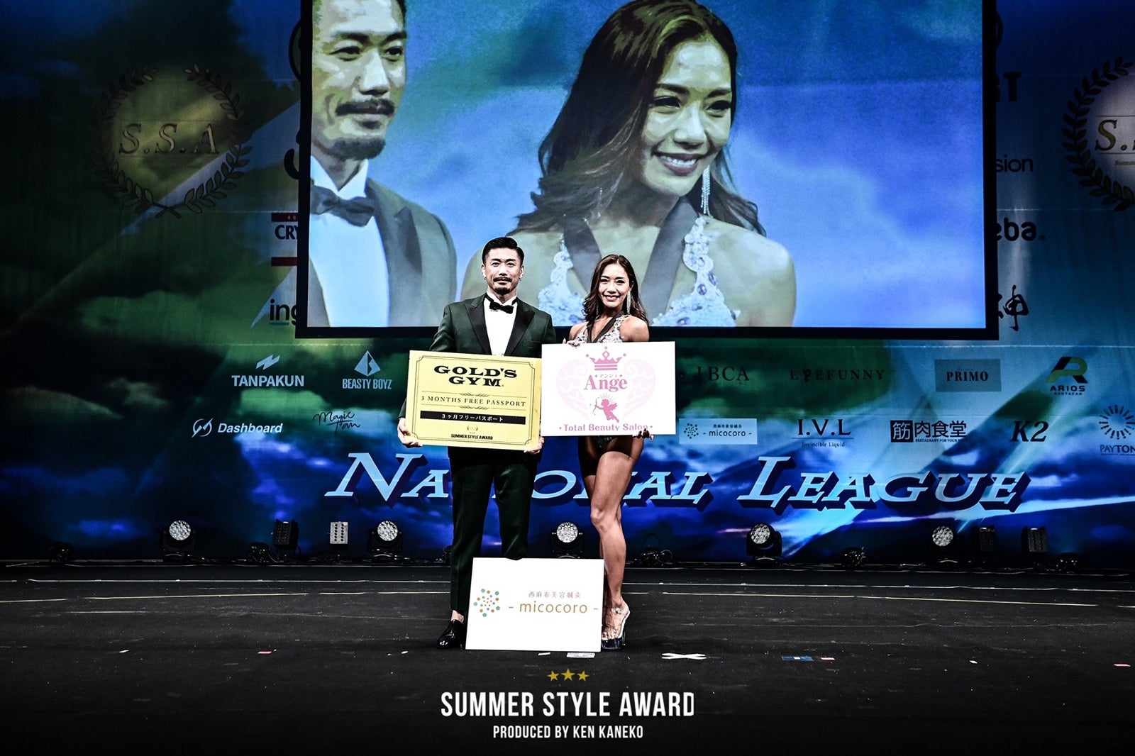 金子賢、ビキニモデルトールクラス優勝＆総合優勝・麻田ゆんさん （提供写真）