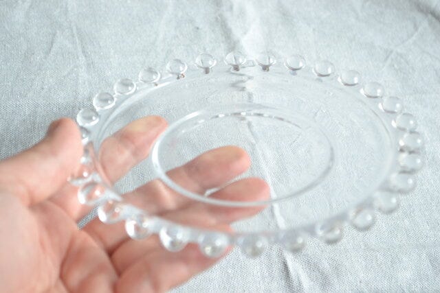 ダイソー　ガラスプレート（ドット、約15cm）　デザイン