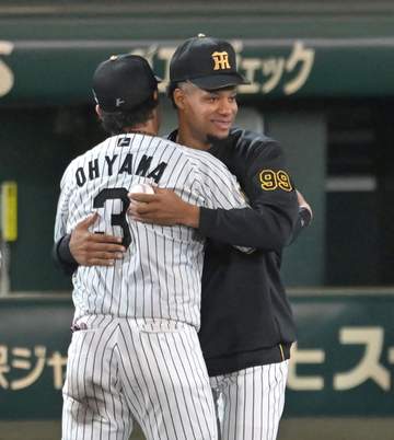 阪神 大山悠輔とモレッタが歓喜のハグ 甲子園初勝利のウイニングボールをプレゼント 岩崎＆ドリスとの珍やり取りも