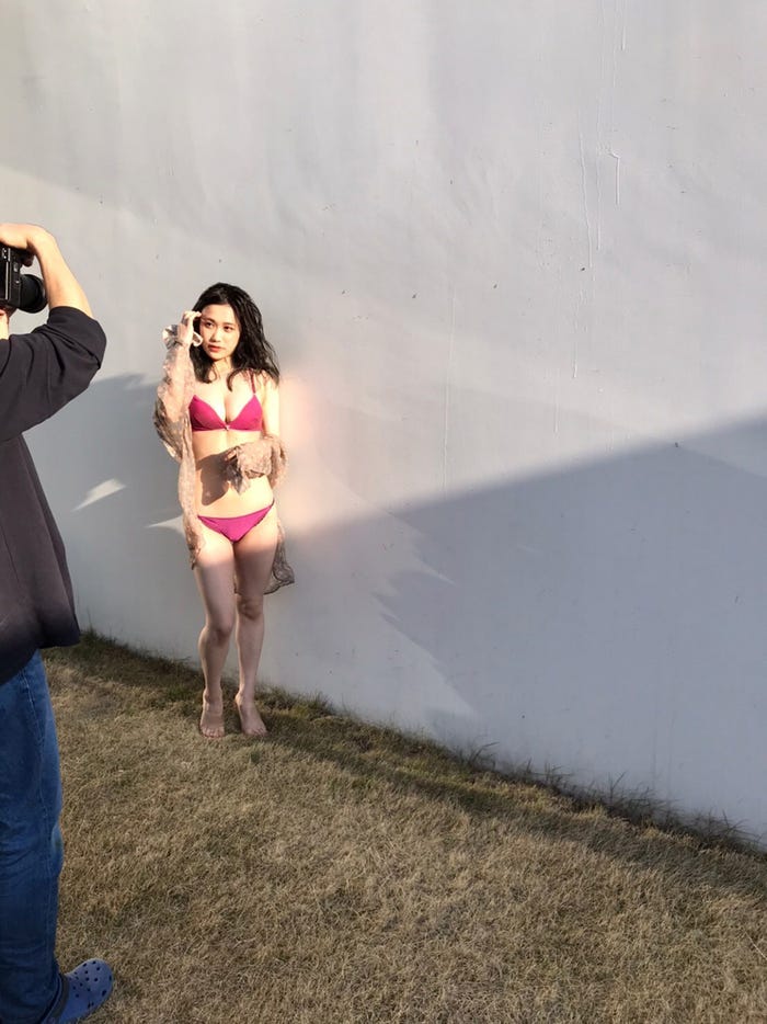 冨樫真凜/「週刊プレイボーイ」プラチナムプロダクション20周年記念号オフショット(提供写真)