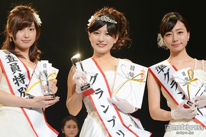 (左から)審査員特別賞の横浜市立大学2年の栗本苑さん、グランプリの立命館大学3年の山際友里奈さん、準グランプリの中央大学3年の杉山史織さん