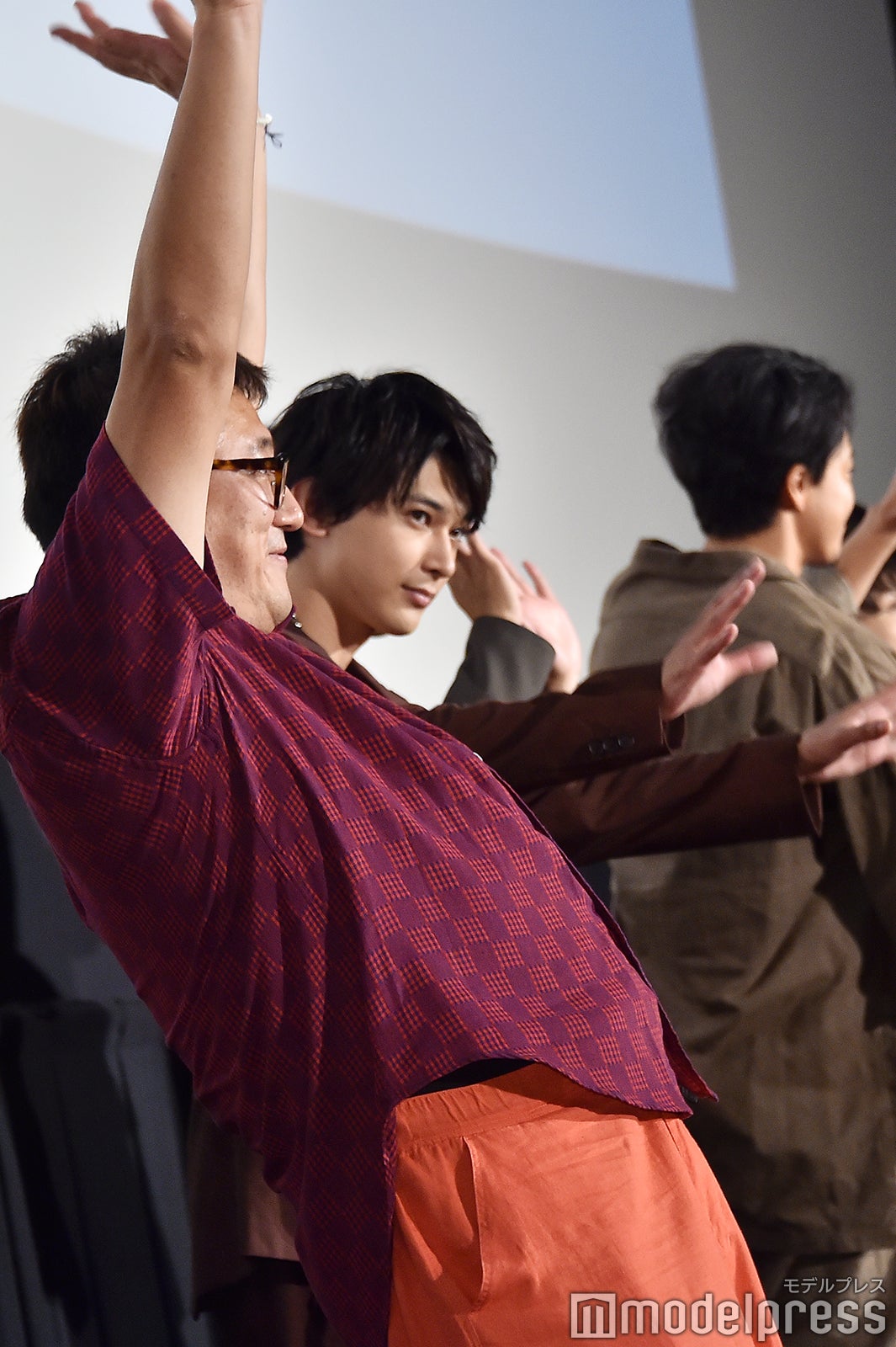 観客に手を振る福田雄一監督 （C）モデルプレス