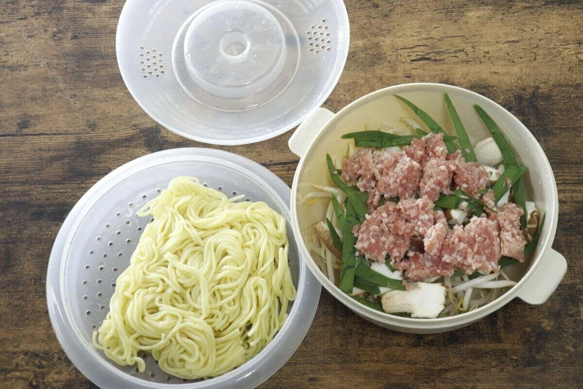 焼きそば&ラーメン調理器のザルに麺、容器に具材を入れた状態 焼きそば&ラーメン調理器のザルに麺、容器に具材を入れた状態