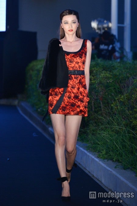 ヨンア、モードなミニドレスでイメージ一新　圧巻美脚にファン魅了
