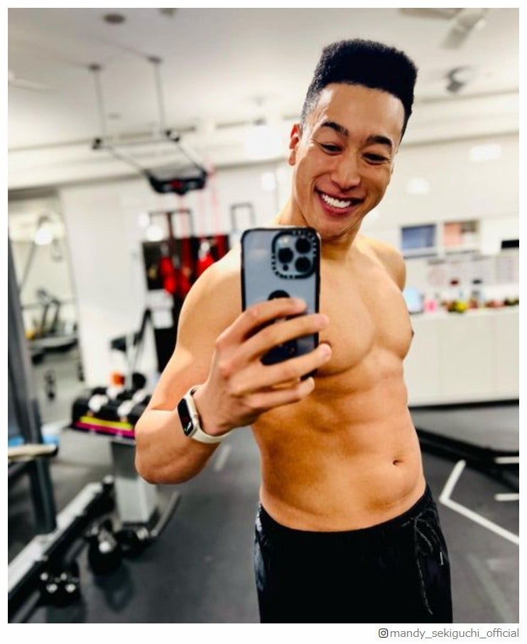 GENERATIONS関口メンディー、“板チョコ”ボディ公開「バッキバキでカッコいい」「腹筋すごい」の声