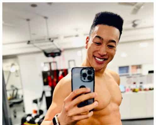 GENERATIONS関口メンディー、“板チョコ”ボディ公開「バッキバキでカッコいい」「腹筋すごい」の声