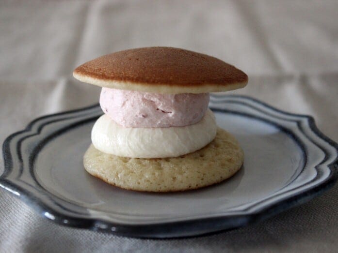 クリームの存在感が強いので、どら焼きというよりは洋菓子のよう