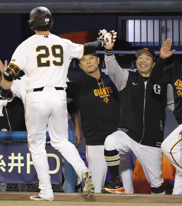 巨人・ダルベックが衝撃の場外弾 特大の6号ソロに阿部監督も笑顔