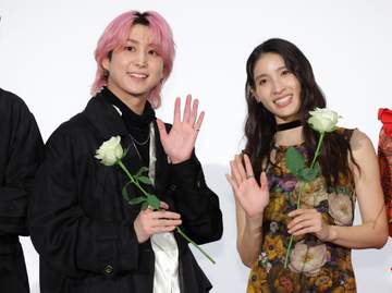 Snow Man佐久間「これを着てどんどん味を出して、愛着を持ちたい」メンバーからもらったライダースジャケットを披露