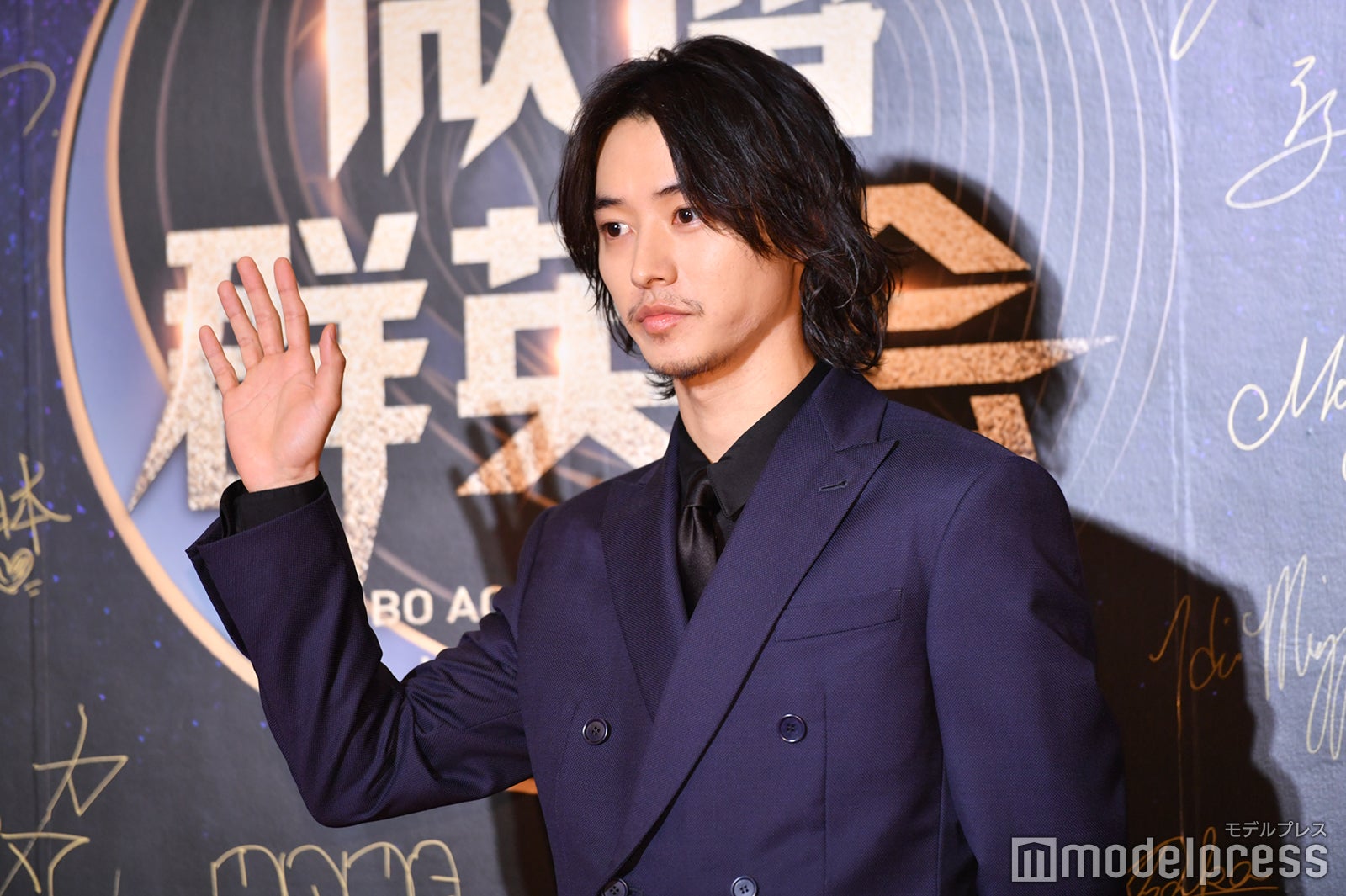 画像9/22) 山崎賢人、ヒゲ姿＆ネイビースーツで大人な雰囲気醸す