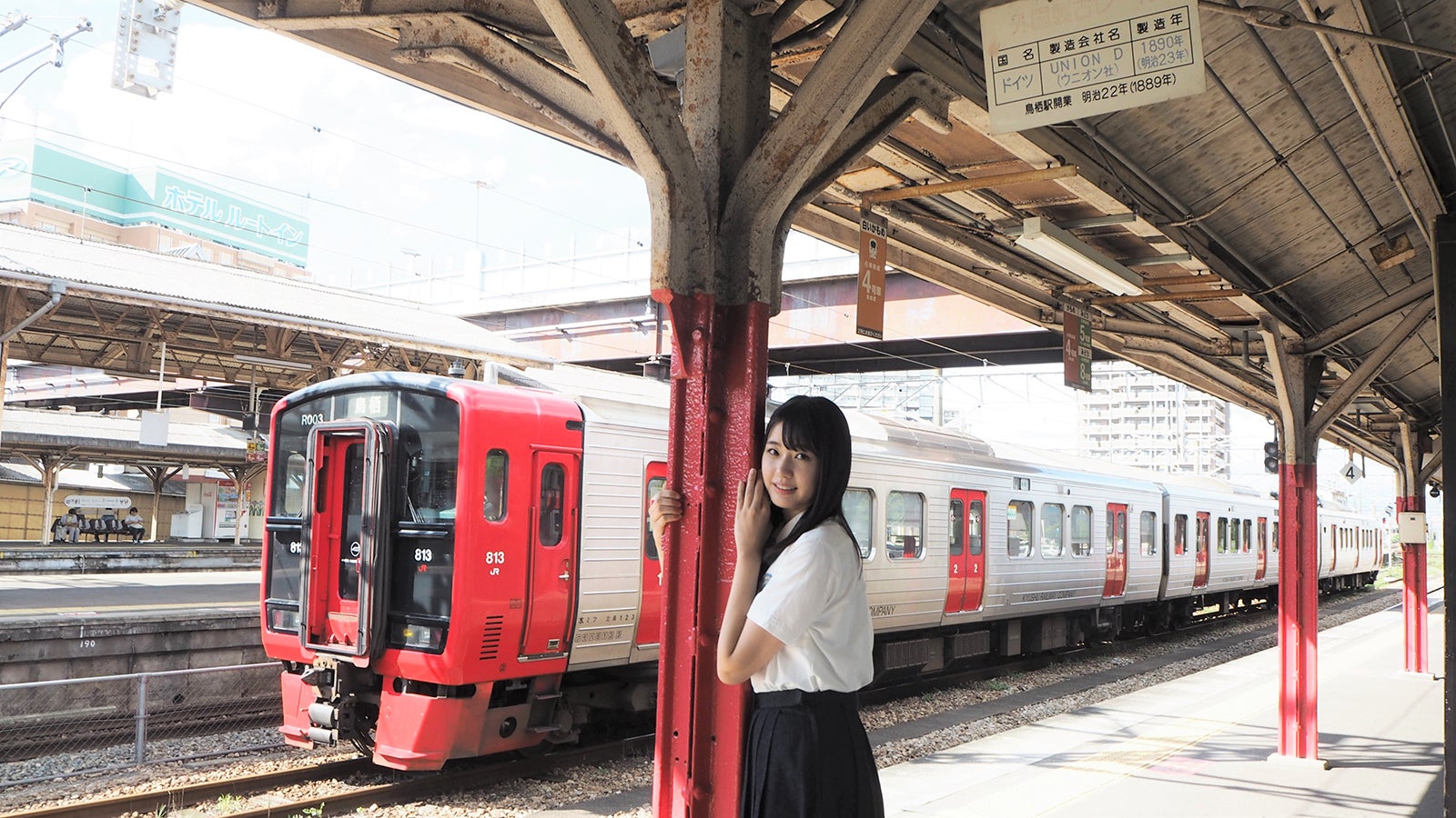 JR鳥栖駅のプラットフォームの支柱を思わず抱きしめる瀧野由美子（提供画像）