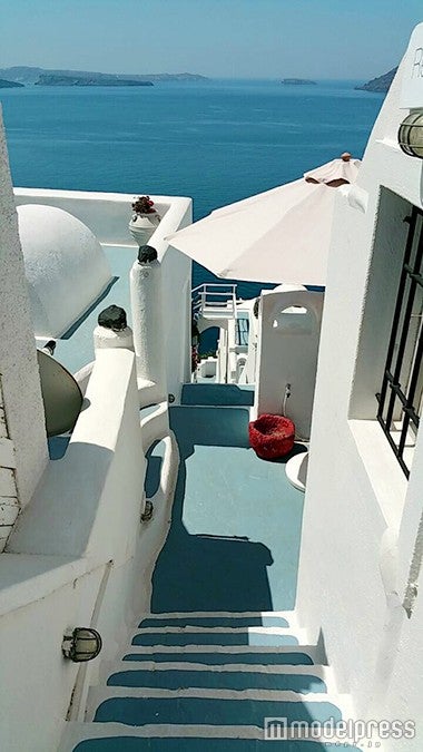 傾斜に建っているのでどこからもエーゲ海が見える