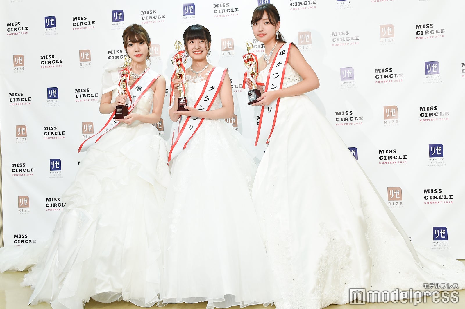 準グランプリ・大間知莉奈さん、グランプリ・平館真生さん、準グランプリ・五十嵐瑞姫さん（C）モデルプレス