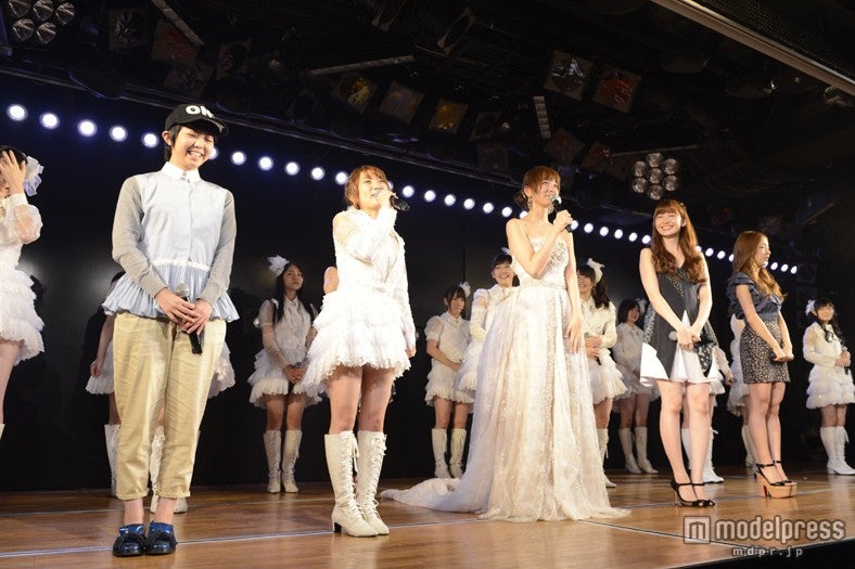 篠田麻里子の卒業を祝うため駆けつけたメンバー／篠田麻里子卒業公演より（C）AKS