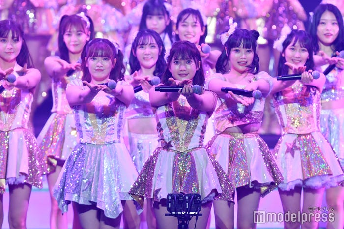 (中央)鈴木くるみ「MX祭り!AKB48 60th Single『久しぶりのリップグロス』発売記念コンサートin武道館2022 柏木由紀プロデュース~僕はずっと忘れない~」 (C)モデルプレス