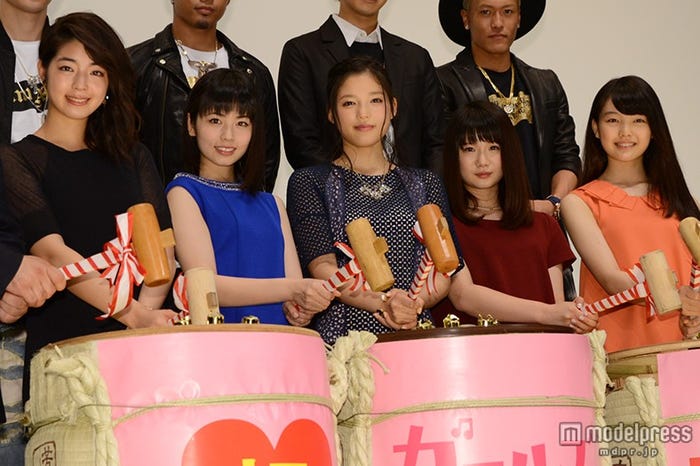 (左から)秋月三佳、小芝風花、石井杏奈、小野花梨、上原実矩