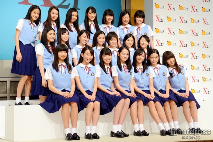 X21(前列左から)泉川実穂、白鳥羽純、小澤奈々花、吉本実憂、末永真唯、上水口萌乃香、籠谷さくら(中列左から)高橋るな、松田莉奈、長尾真実、井頭愛海、尾碕真花、田中珠里、山木コハル(後列左から)若山あやの、西川美咲、佐川実優、細井友里加、山崎紗彩、瀬羅美咲、大西亜玖璃
