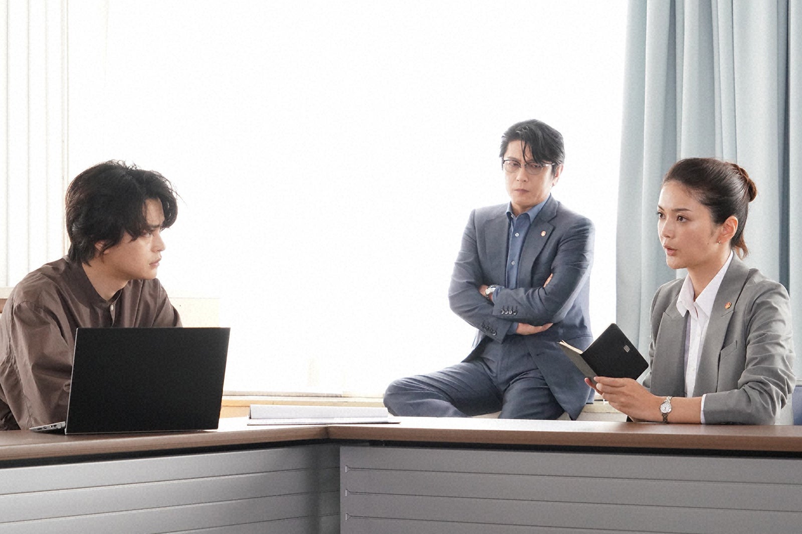 瀬戸康史、及川光博、田中道子 「霊媒探偵・城塚翡翠」第2話より（C）日本テレビ