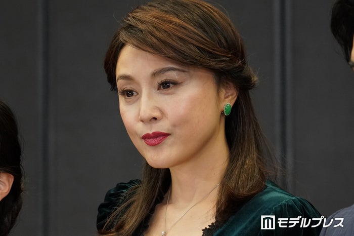 藤原紀香、胸元ざっくり衣装姿で登場 周囲に感謝「昨年も色んなことがありました」【家政婦クロミは腐った家族を許さない】