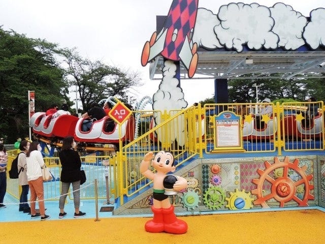 アトラクション「アトムの月面旅行」はファミリー向けのコースター【所要時間】約30秒【制限】3歳以上(3~5歳は要付添)