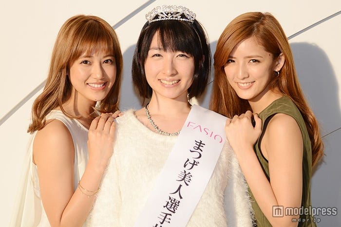 (左から)藤井夏恋、高井ひろえさん、藤井萩花