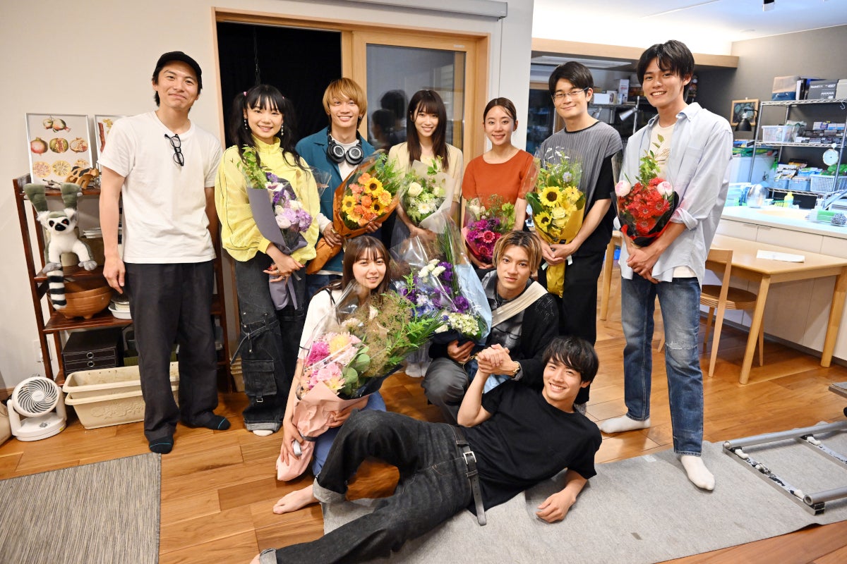 山田裕貴・上白石萌歌ら「ペンディングトレイン」涙のクランクアップ 赤楚衛二がサプライズ登場で熱いハグ