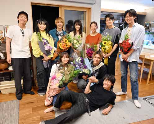 山田裕貴・上白石萌歌ら「ペンディングトレイン」涙のクランクアップ 赤楚衛二がサプライズ登場で熱いハグ