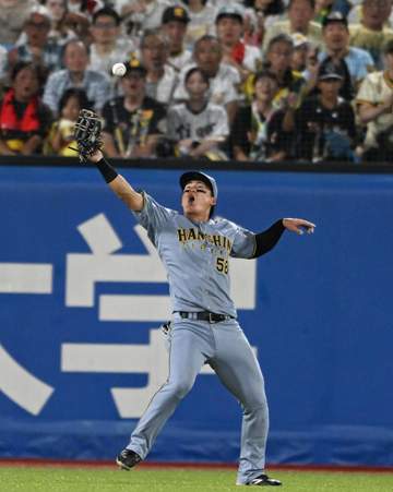 阪神 前川が試合中に下村に謝罪 ベンチで帽子を取って頭を下げる「捕らないといけないんで」初勝利を消すきっかけとなった適時失策を猛省