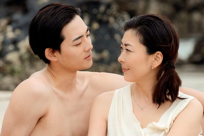 竜星涼のラブシーン&濃密キス公開 “背筋も凍る”中山美穂の調教明らかに(画像提供:WOWOW)