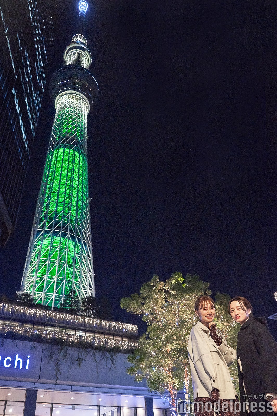 東京スカイツリークリスマス限定ライティング「シャンパンツリー」、（左から）赤埴奈津子さん、江本るり恵さん（C）モデルプレス