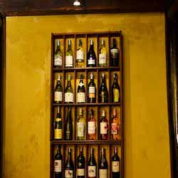 お洒落にディスプレイされたワインボトルの数々