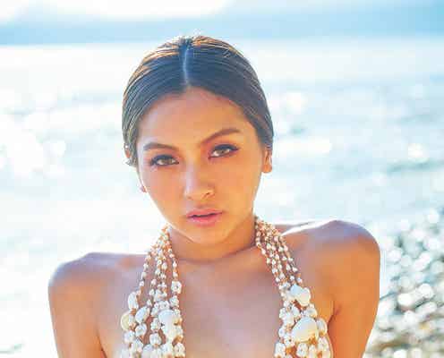 ゆきぽよ、貝殻ビキニで堂々無修正ボディ