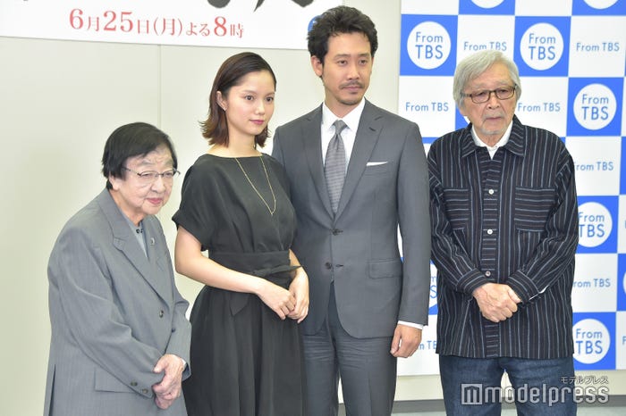 (左から)石井ふく子氏、宮崎あおい、大泉洋、山田洋次氏 (C)モデルプレス