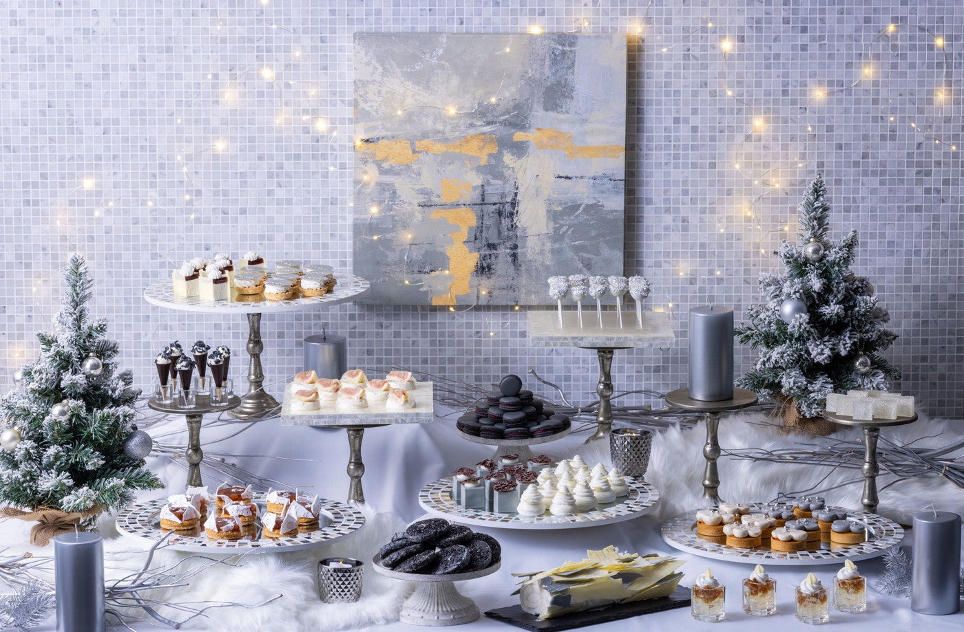 コンラッド大阪でホリデースイーツビュッフェ、華やかシルバー＆優雅なグレーで演出