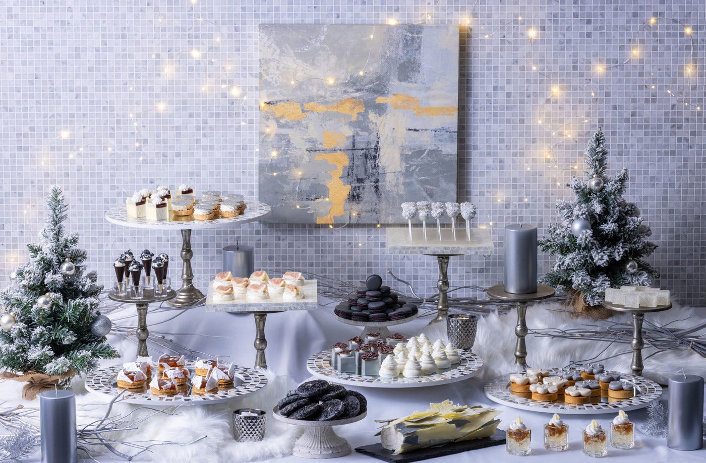 コンラッド大阪でホリデースイーツビュッフェ、華やかシルバー&優雅なグレーで演出