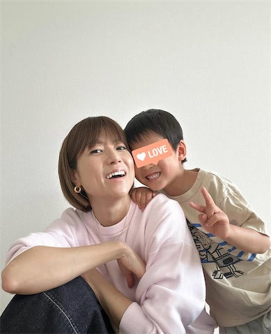 hitomi「かなりひょうきんキャラ」5歳三男が"年長さん"に、寄り添い2ショット公開