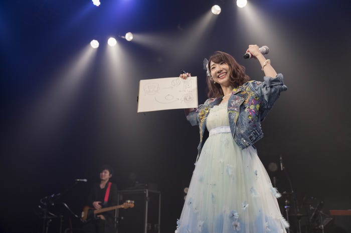 画用紙で説明し、爆笑を誘う柏木由紀(提供写真)