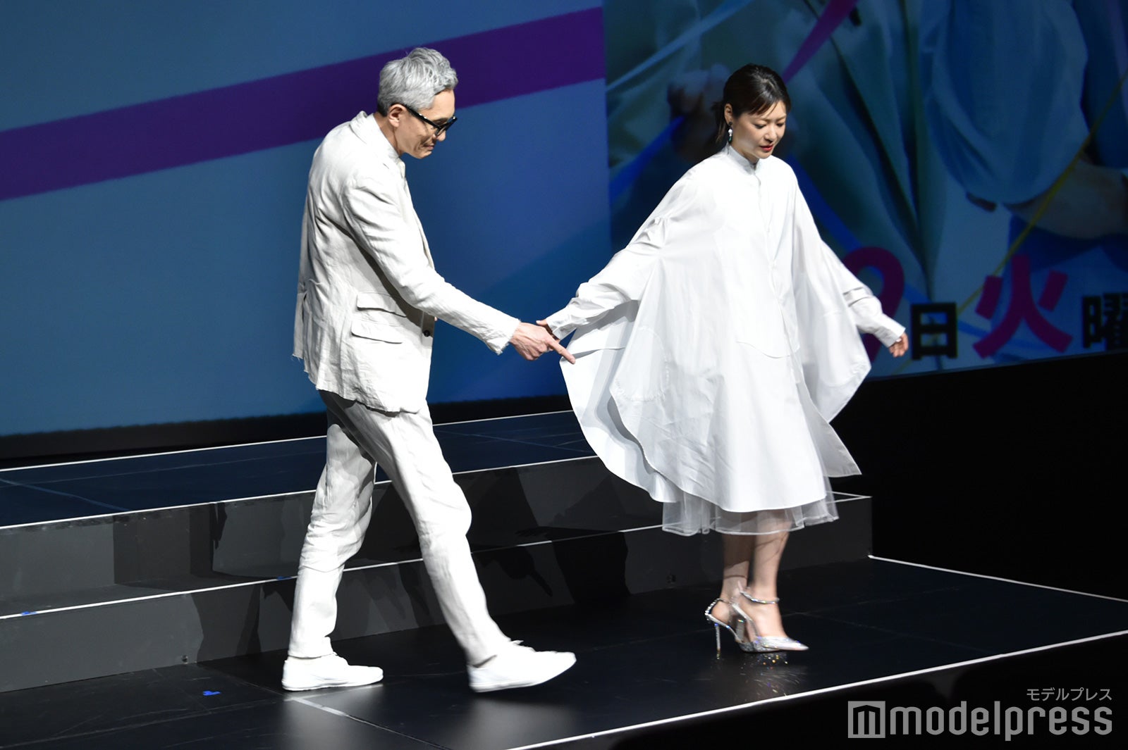 親子役の松重豊、上野樹里（C）モデルプレス