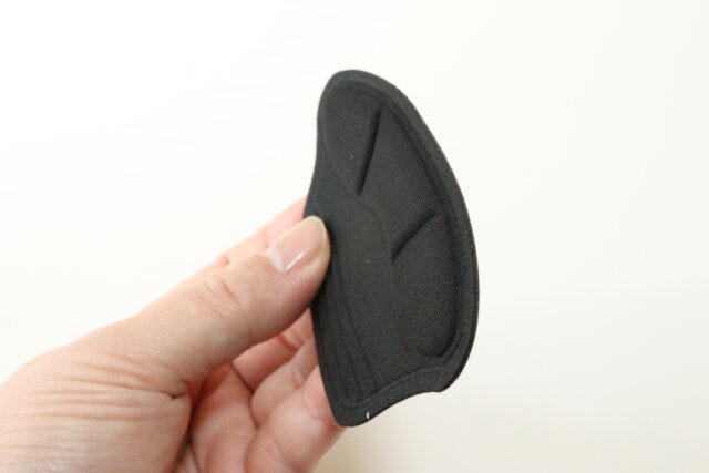 ダイソーの薄い抗菌防臭サイズ調整用かかとパッド（薄め）