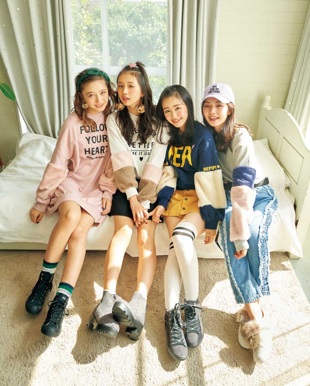 左から：木村ユリヤ、三品瑠香、伊藤小春、平塚日菜／「LOVE berry VOL.10」より（画像提供：徳間書店）