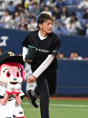 「何者！？」能見氏のボール楽々キャッチの女優に騒然 セレモニアルピッチで異例の捕手役も「楽々捕ってる」「なんで平気で捕れんの？」京セラD沸く