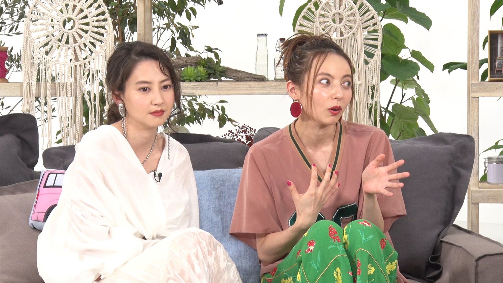 河北麻友子、ベッキー／「あいのり：Asian Journey」第22話より（C）フジテレビ