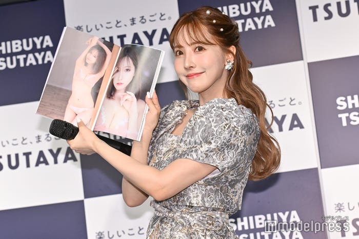 お気に入りカットを見せる三上悠亜(C)モデルプレス