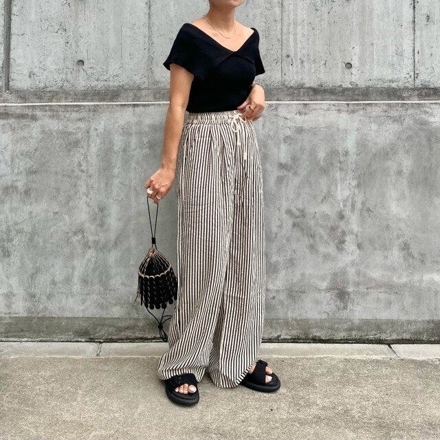 柄入りワイドパンツで着映え度UP 黒トップスとストライプ柄ワイドパンツの大人女子夏コーデ