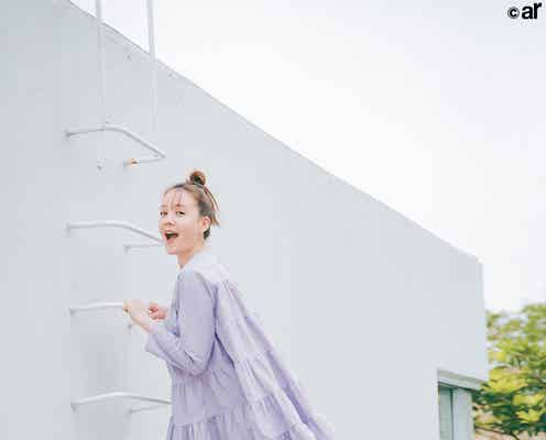 トリンドル玲奈、ミニワンピで美脚あらわ