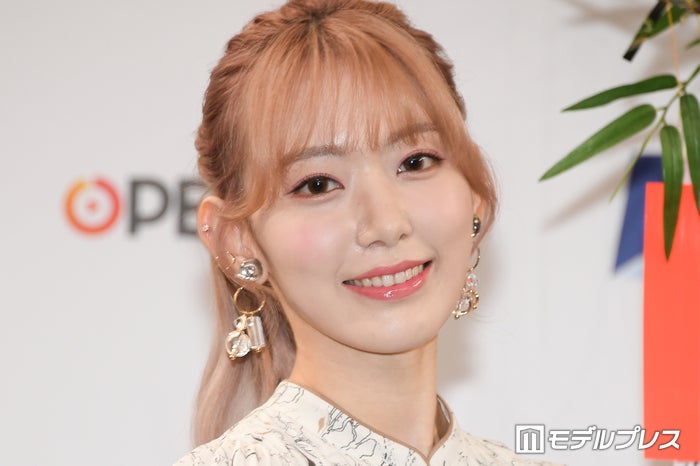 LE SSERAFIM・SAKURA、ピンク＆ブルーの奇抜ヘア披露「何でも似合う」「雰囲気変わる」の声