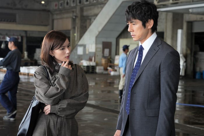 芳根京子、西島秀俊/「真犯人フラグ」第2話より(C)日本テレビ