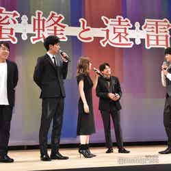 （左から）石川慶監督、松坂桃李、松岡茉優、森崎ウィン、鈴鹿央士 （C）モデルプレス